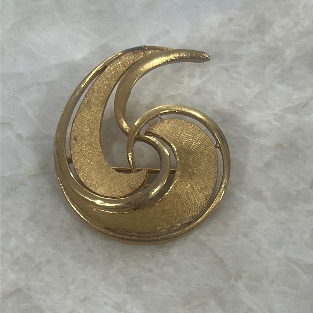 Elegant Gold Swirl Brooch